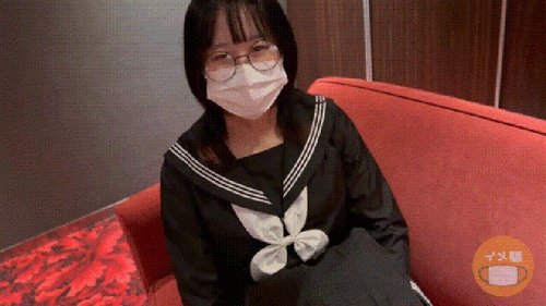Fille à lunettes trompée pour un shooting, filmée en secret et creampie!