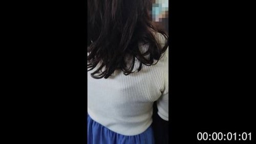 信用社OL在拥挤火车上被骚扰，巨乳熟女被触摸，无码